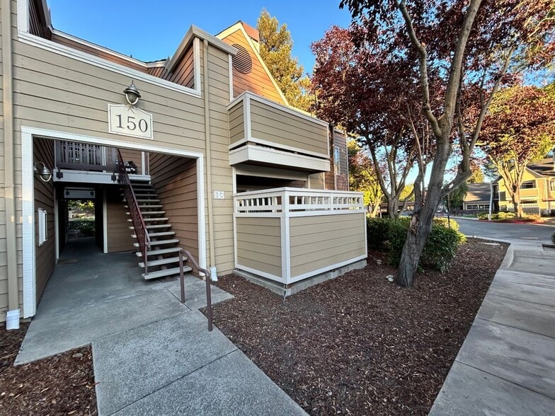 Primary Photo - 150 Reflections Dr