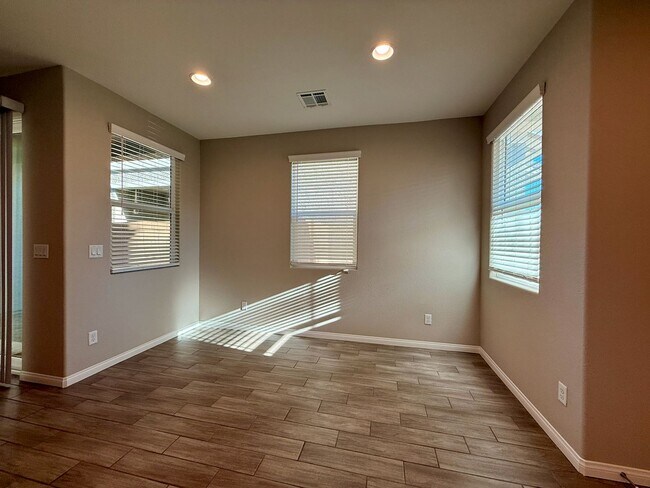 Building Photo - 3 BED 2.5 BATH 2 CAR GARAGE MODERN TOWNHOM...