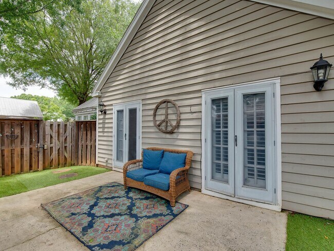 Building Photo - A picture perfect cottage home ready for you with community pool!