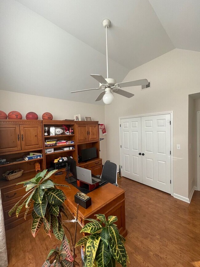 Building Photo - Eastside Three Bedroom Available for Rent July 2026