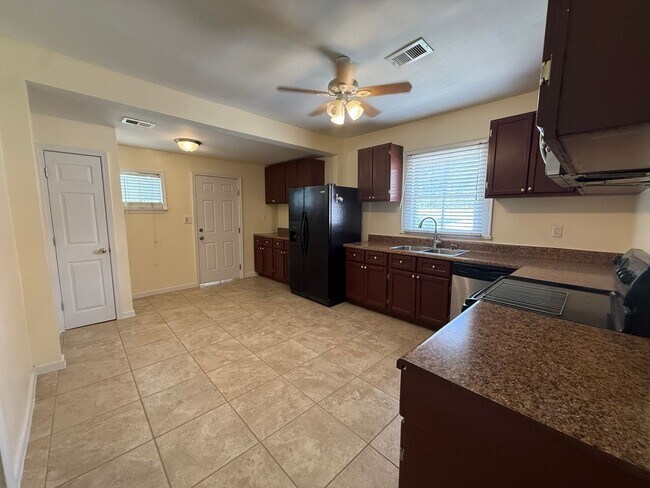 Building Photo - 5 Bedrooms, 2 Bathrooms - Home in East Rome!