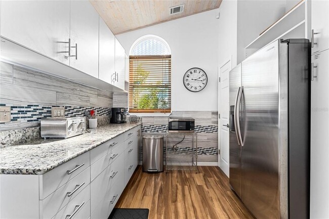 Building Photo - 8601 Cavendish Dr