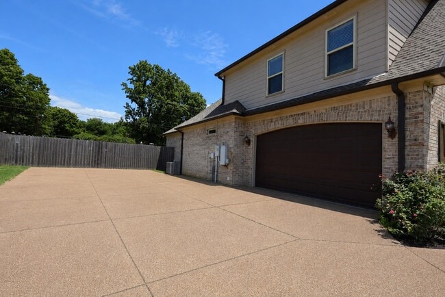 Building Photo - 36 Littleton Way
