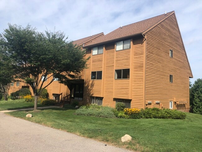 Condo with Lake Access - 6711 Boca Vista Dr NE #202