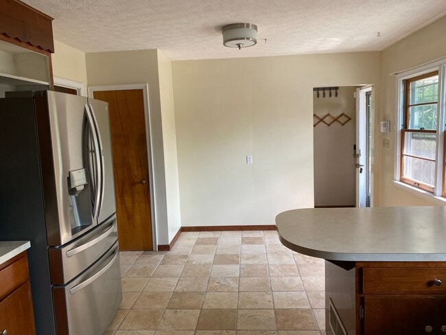 Building Photo - Charming 3 Bedroom, 3 Bathroom Ranch Home ...