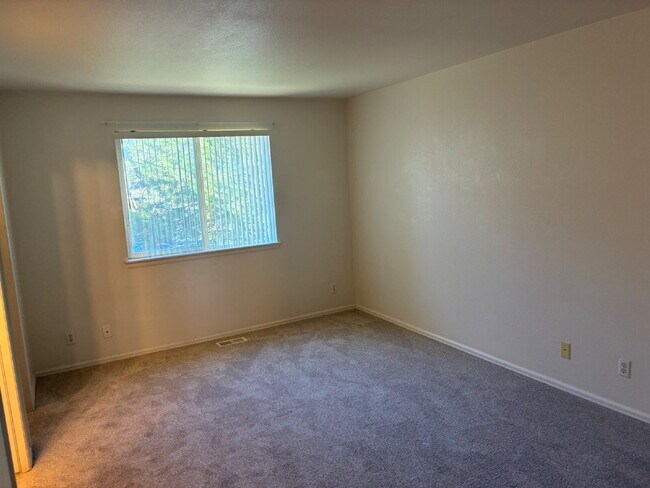 Building Photo - Very Nice 2 Bedroom, 2 1/2 Bath Townhome in Quail Run! Community Pool & Tennis Courts! Minutes To...