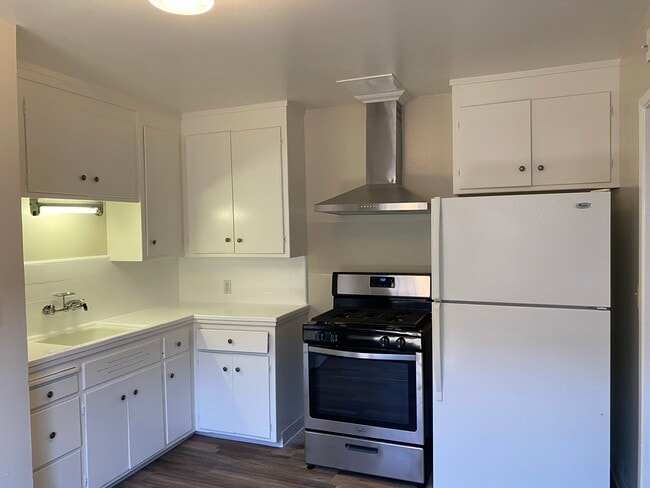 Gas Stove - 462 Kuehnis Dr