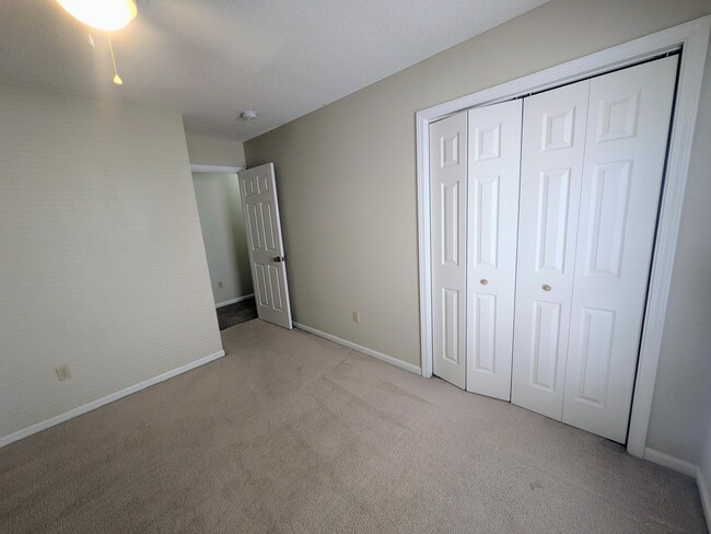 Building Photo - 32 N Cedar Lake Dr W