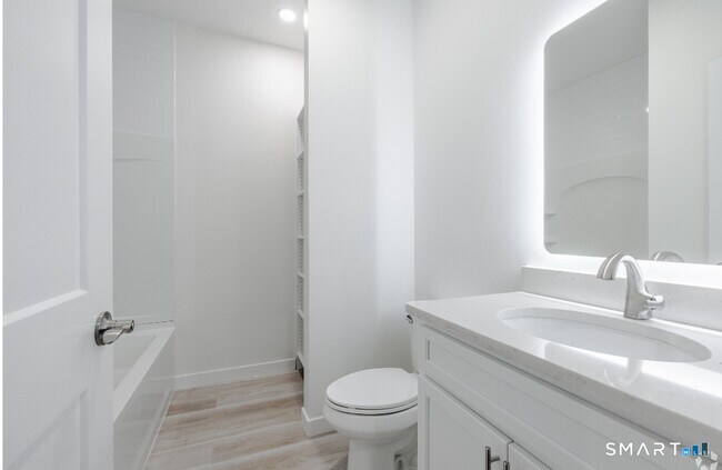 Building Photo - 424 Main St