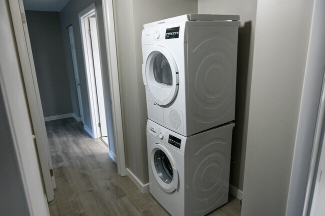 Building Photo - 2 Bed, 2 Bath Apt Close to PSU Campus