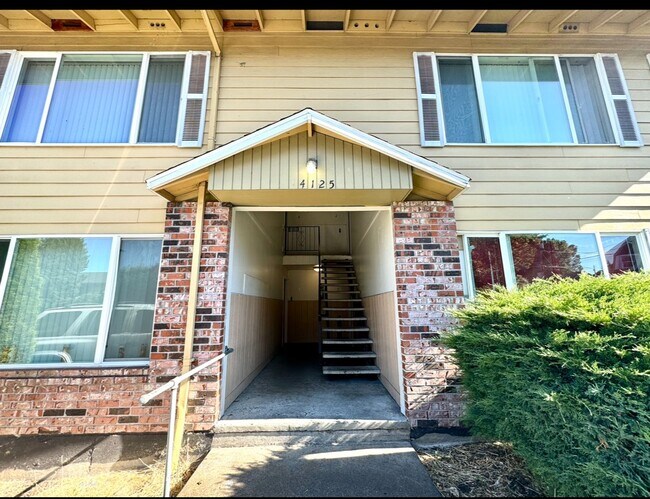 Building Photo - **$750 DEPOSIT & FREE FIRST MONTH'S RENT** ~Hudson Court - Spacious Top Floor Unit~ Great Natural...