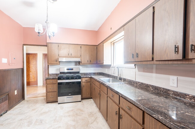 Building Photo - 107 Boyden Ave