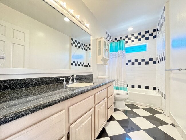 Building Photo - Dog Friendly 2/2 Kailua Duplex with one off-street parking!