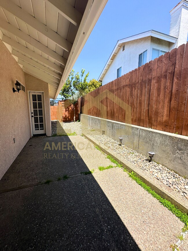 Building Photo - 1417 Glen Ellen Ln