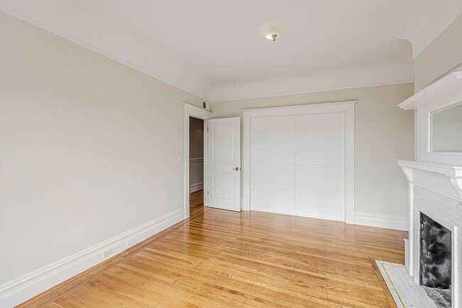 Building Photo - Stylish Top-Floor Two Bedroom and One and ...