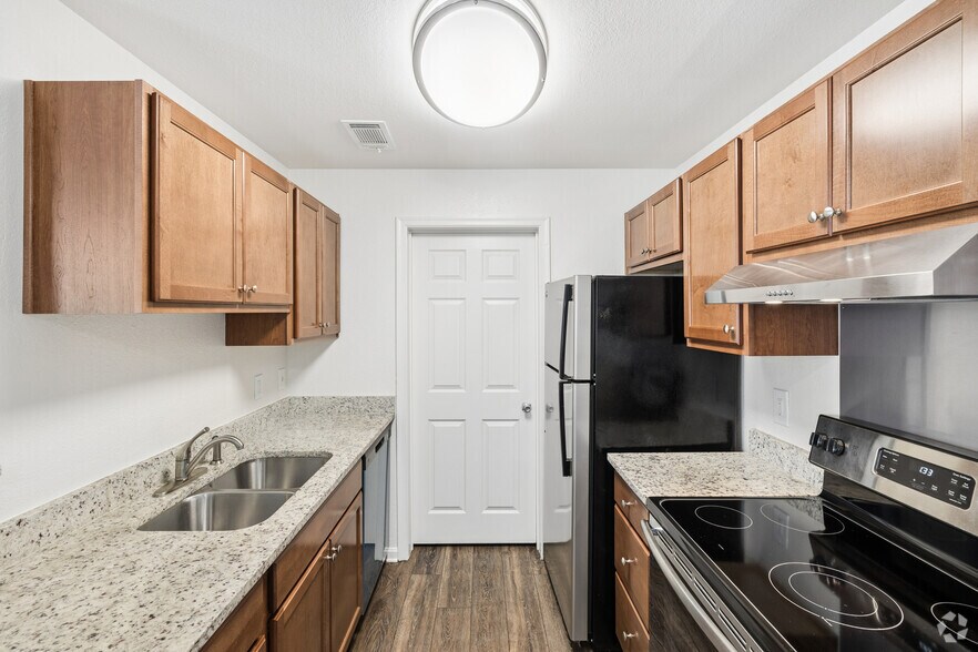 Elm 2BR, 1BA - 968SF - Kitchen - Princeton Woods