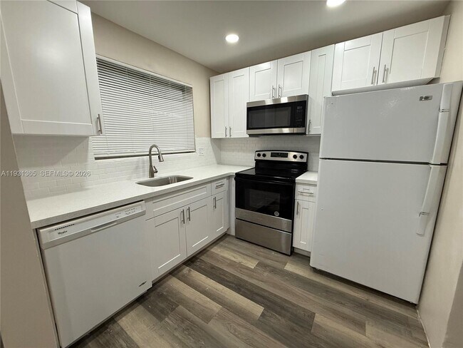 Building Photo - 3033 NW 43rd Ave