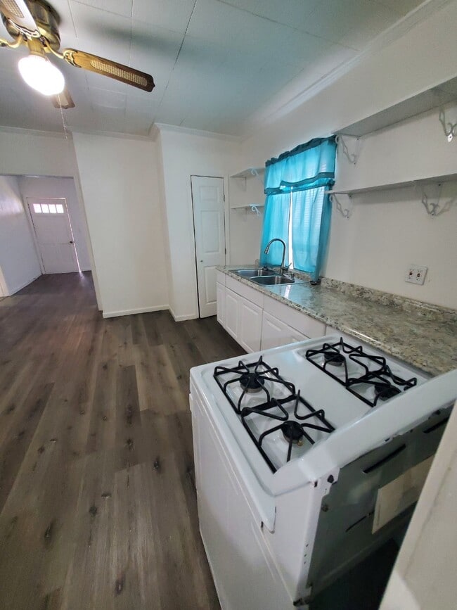 Building Photo - 2 Bedroom on Powell Ave