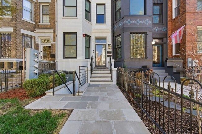 Building Photo - 1340 Kenyon St NW