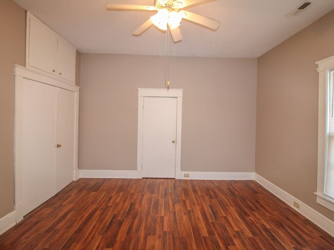 Building Photo - Move in Ready! Close to downtown Athens!