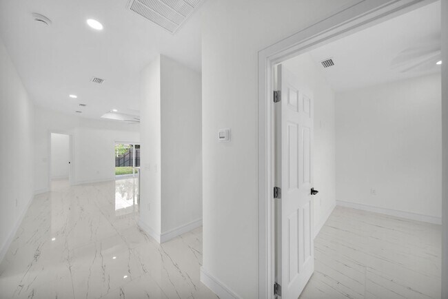 Building Photo - 125 Pennfield St