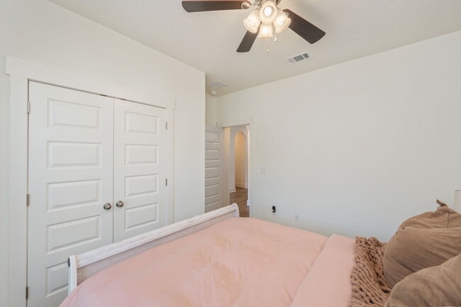 Building Photo - 807A Cedar Ave S