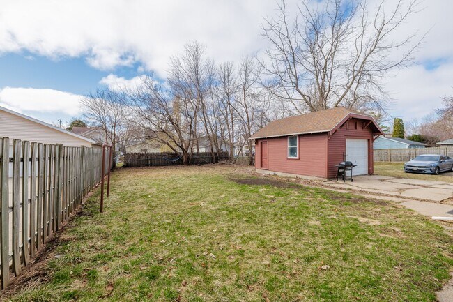 Building Photo - 35 W 14th Ave