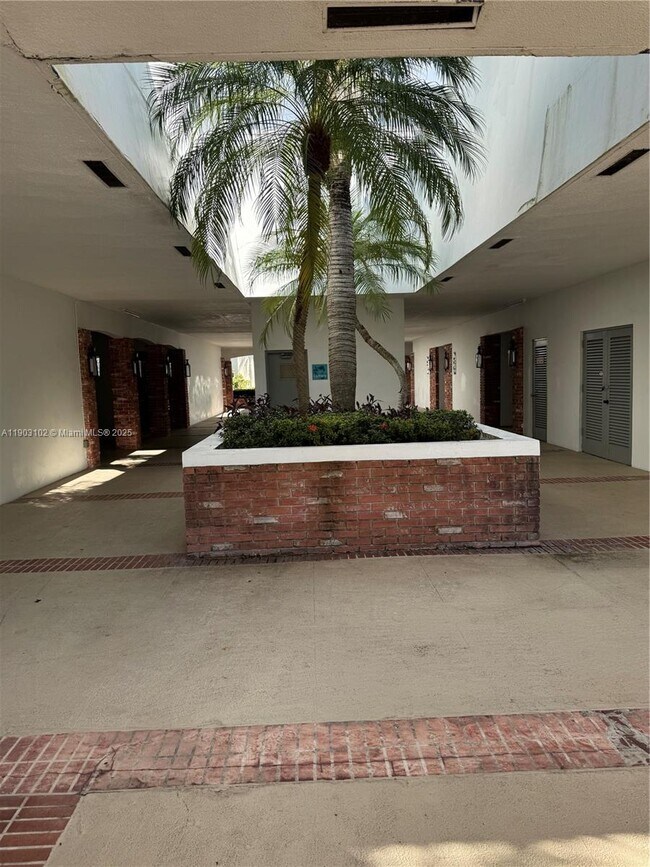 Building Photo - 505 E Dania Beach Blvd