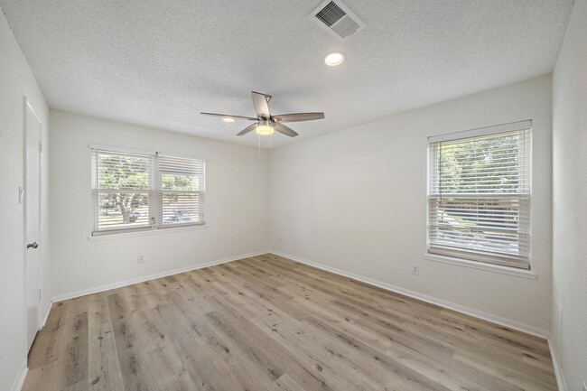 Building Photo - 1227 Country Pl Dr