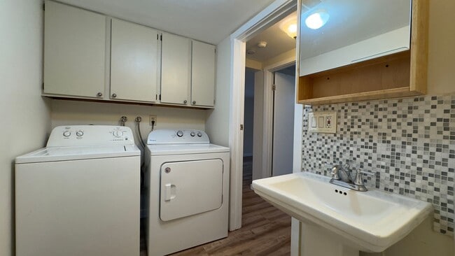 Building Photo - Private Olympia Townhome w Fully Fenced Ba...