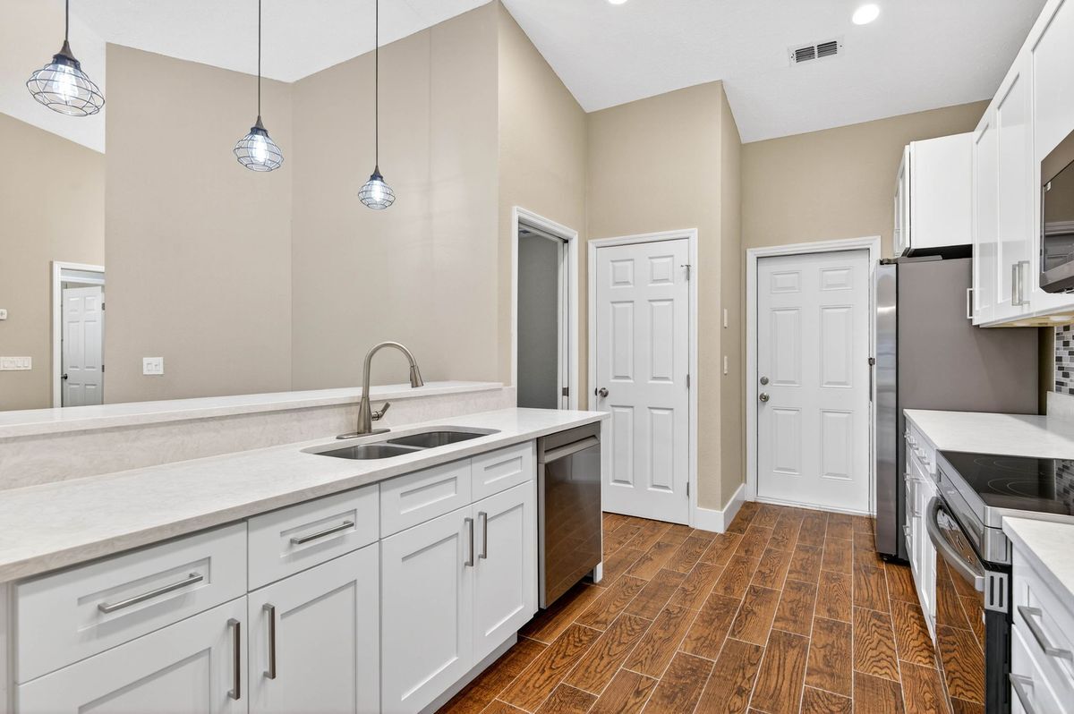 Building Photo - 6535 Brentwood Dr.