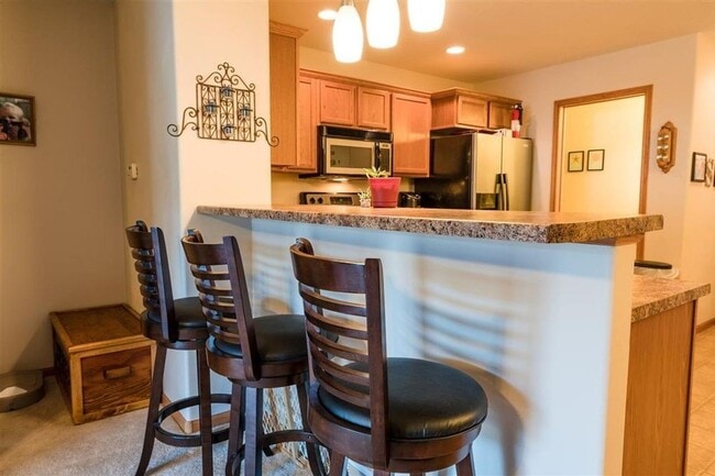 Building Photo - Must See!  2 Bedroom 2.5 Bath Condo