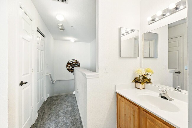 Building Photo - Charming and Spacious 4-Bedroom, 3-Bathroom Fully Furnished Townhome  in the Sought-After Venetia...