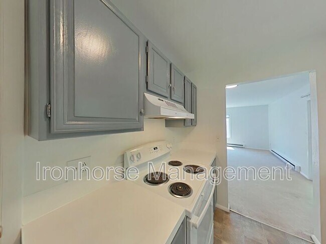 Building Photo - 515 S 15th Ave