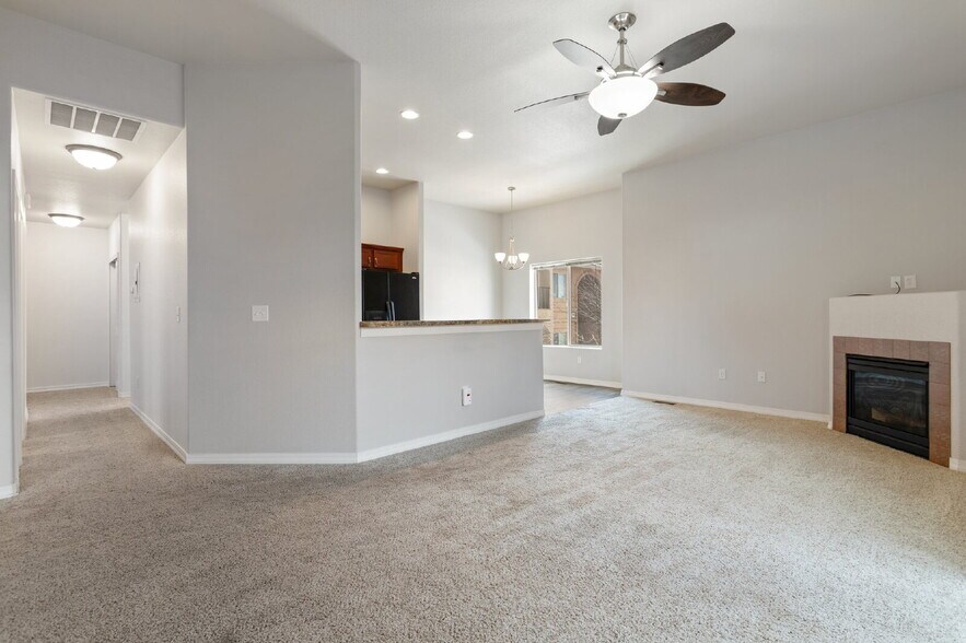 Building Photo - Westside 2-Bed Condo with Mountain Views a...