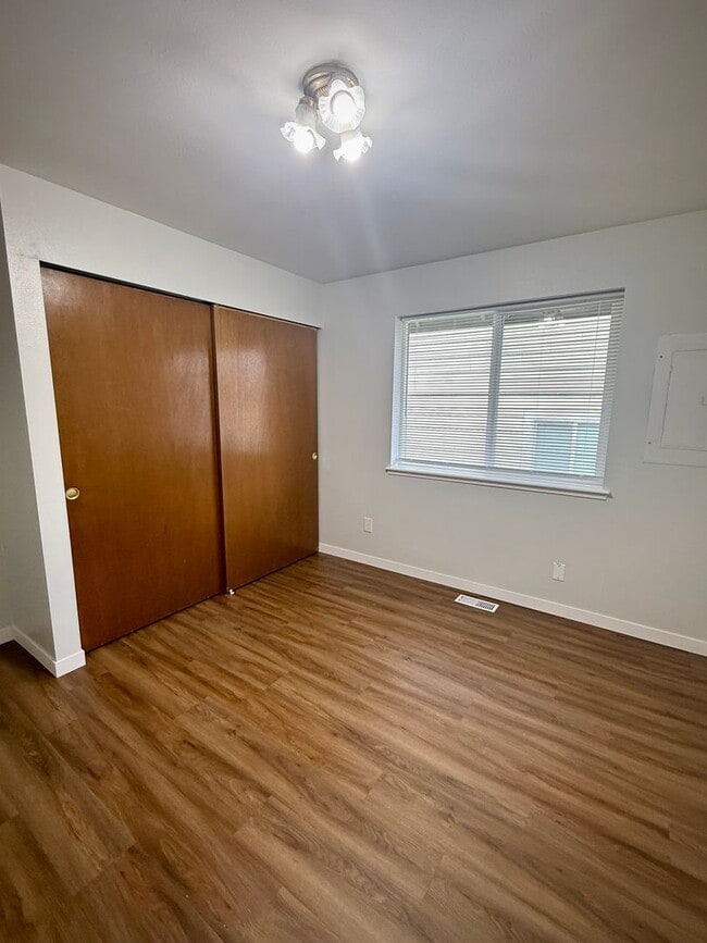 Building Photo - Live in Sunny Land! Updated 2 Bedroom with Great Amenities Available NOW!