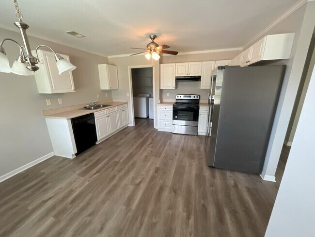 Building Photo - July special!!  Move in before August 1 an...