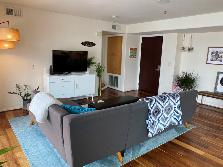 open concept living area with huge south facing windows - 924 Hornblend St