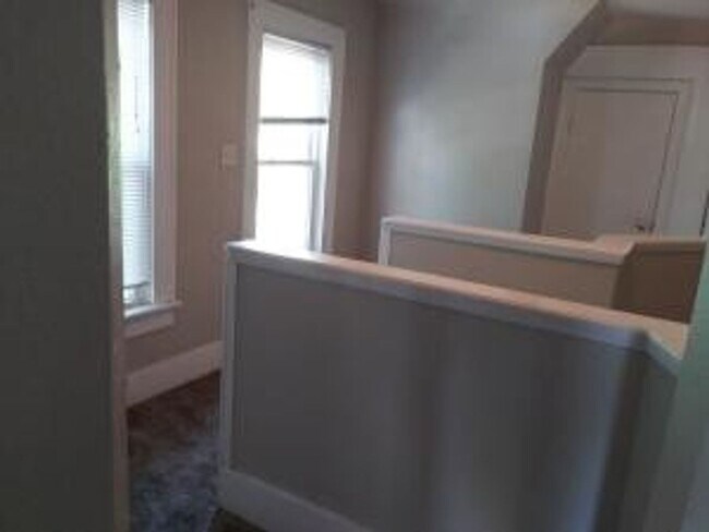 Building Photo - 4 Bedroom / 2 Bath House