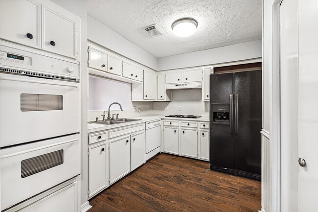 Building Photo - 3013 Bee Cave Dr