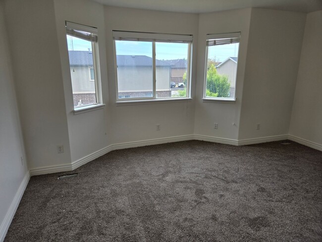 Building Photo - Beautiful 4 Bedroom 2.5 Bath Townhome in S...