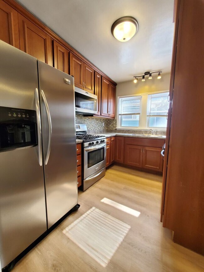 Building Photo - 3 Bed 1 Bath Home