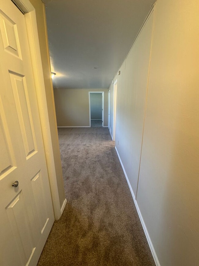 Building Photo - 4 Bedroom Split-Level in Widefield