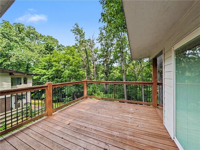 Building Photo - 24 Hampstead Ln