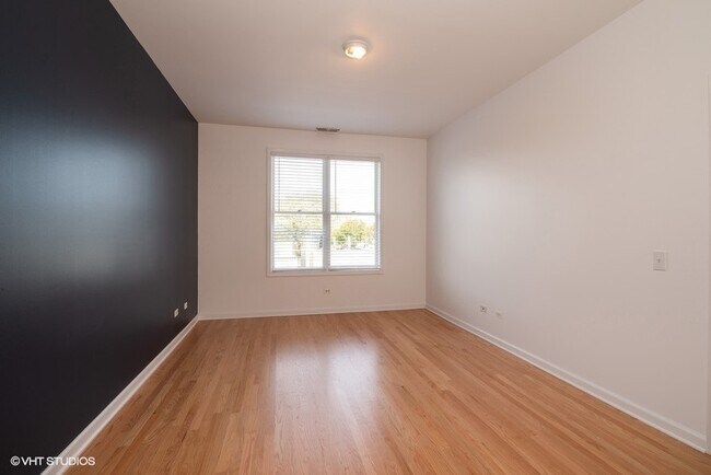 Building Photo - 2040 W Belmont Ave