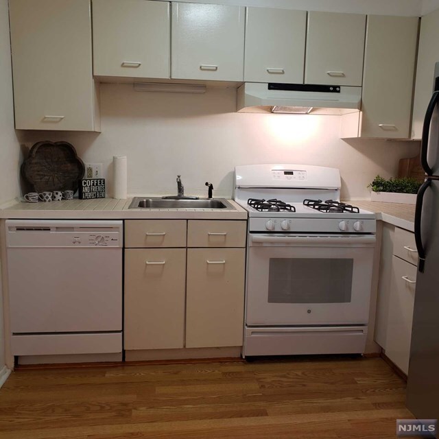 Building Photo - 635 Schuyler Ave