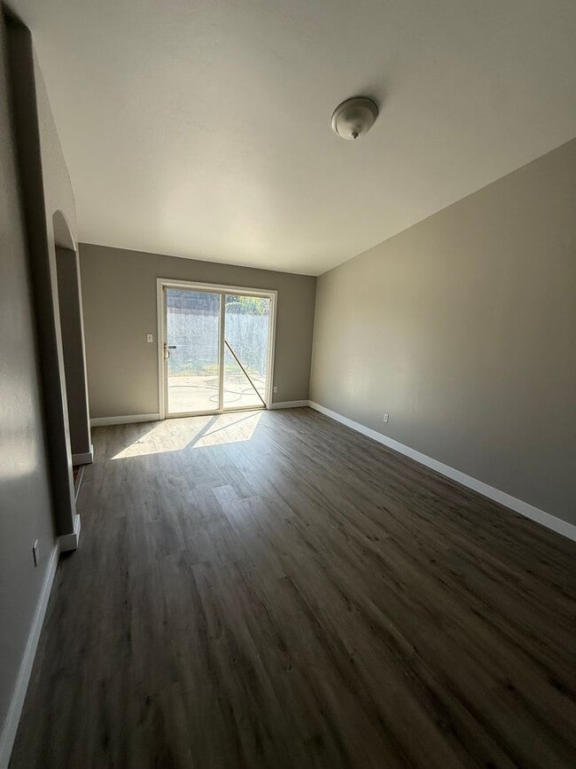 Building Photo - Spacious 4-Bedroom Home in Southwest Bakersfield