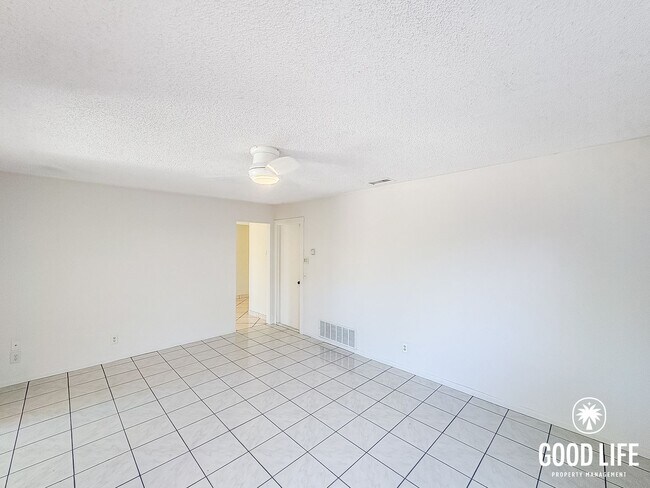 Building Photo - Spacious 3BD/2BA Home in Oceanside with Large Backyard, W/D & Attached 2-Car Garage