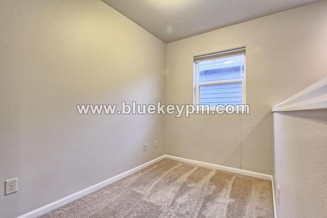 Building Photo - Unique 4 Bed, 2.5 Bath Home Near Burnt Bridge Creek Path