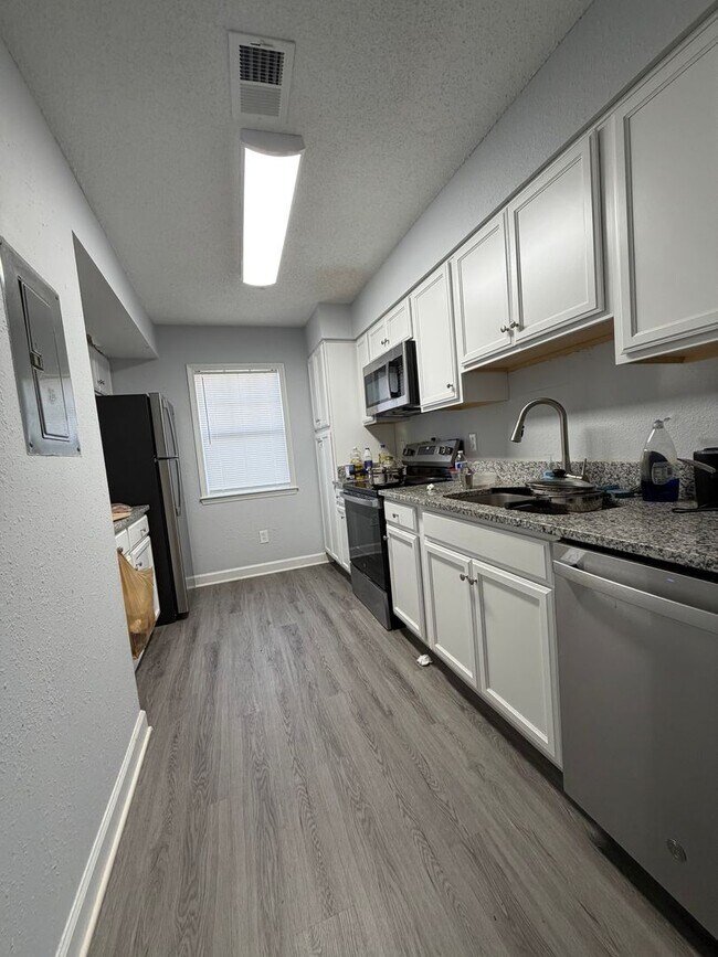 Building Photo - 2 bedroom 2 bath Updated Condo at Avery Close! ON THE WOLFLINE!